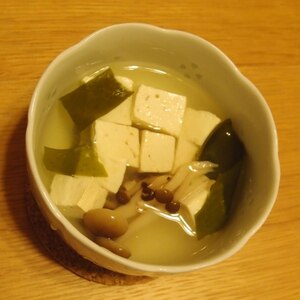 わかめ・豆腐・しめじの中華風スープ